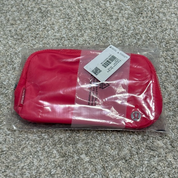 NWT Lululemon Everywhere Belt Bag 1L in Glaze Pink - Picture 7 of 9